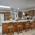 Quiet Home Near Shopping And 15 Miles From Orlando!